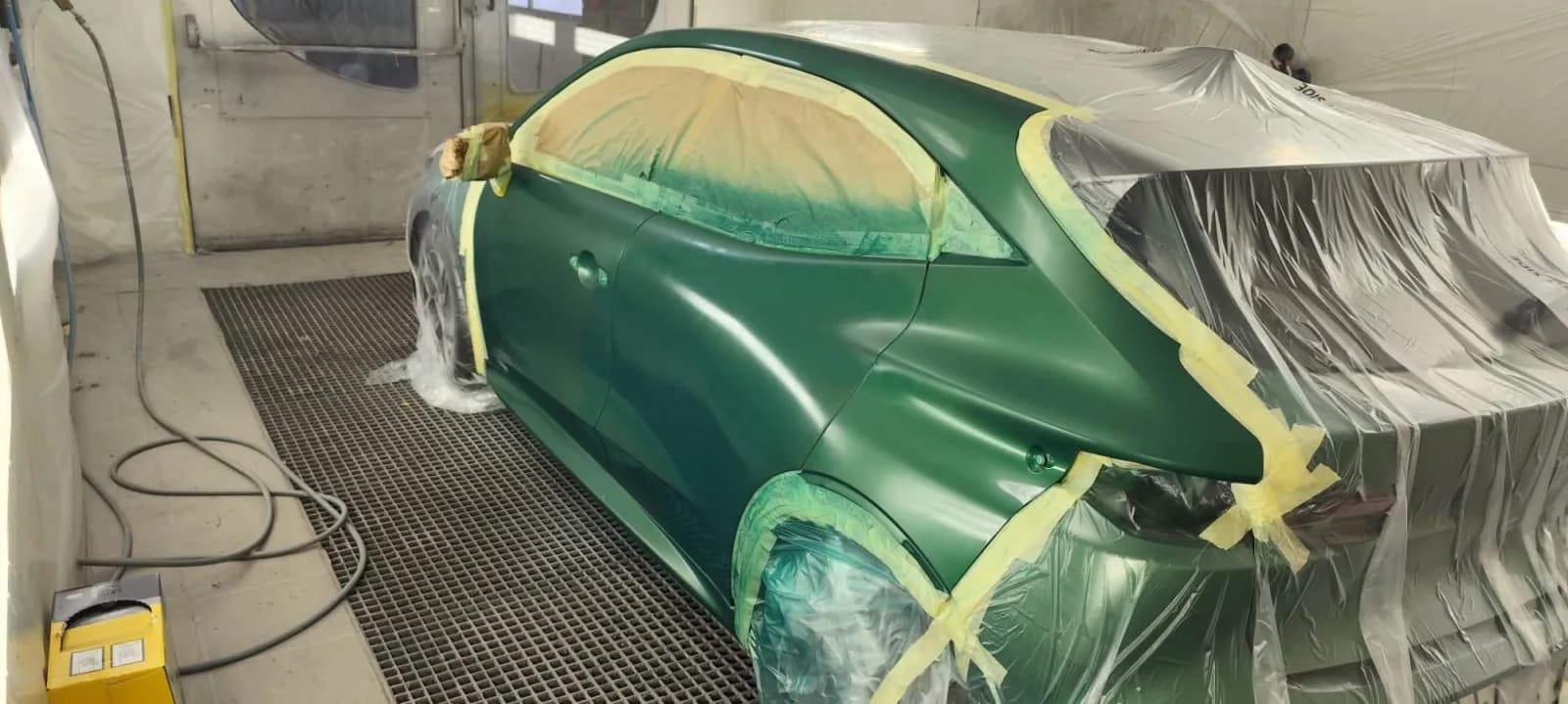 Côté gauche de la Clio 6 recouvert de teinte verte encore mate, en cabine