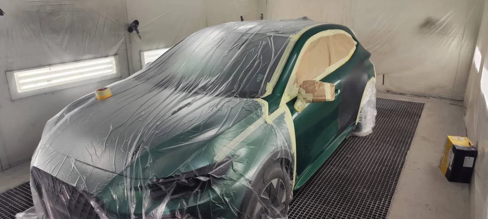 Renault Clio 6 masquée en cabine de peinture, seul le côté gauche reste découvert