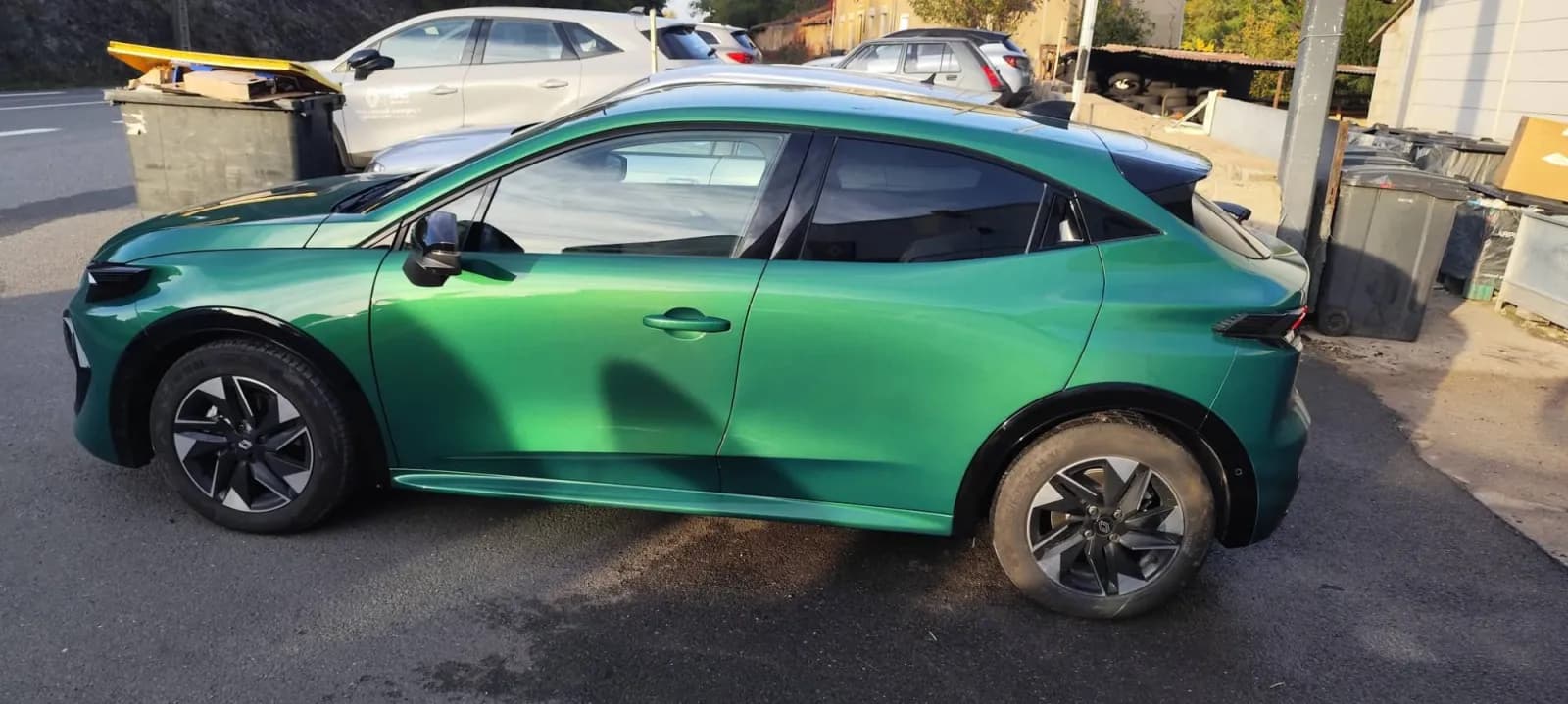Renault Clio 6 verte terminée, vue de profil gauche, à l'extérieur