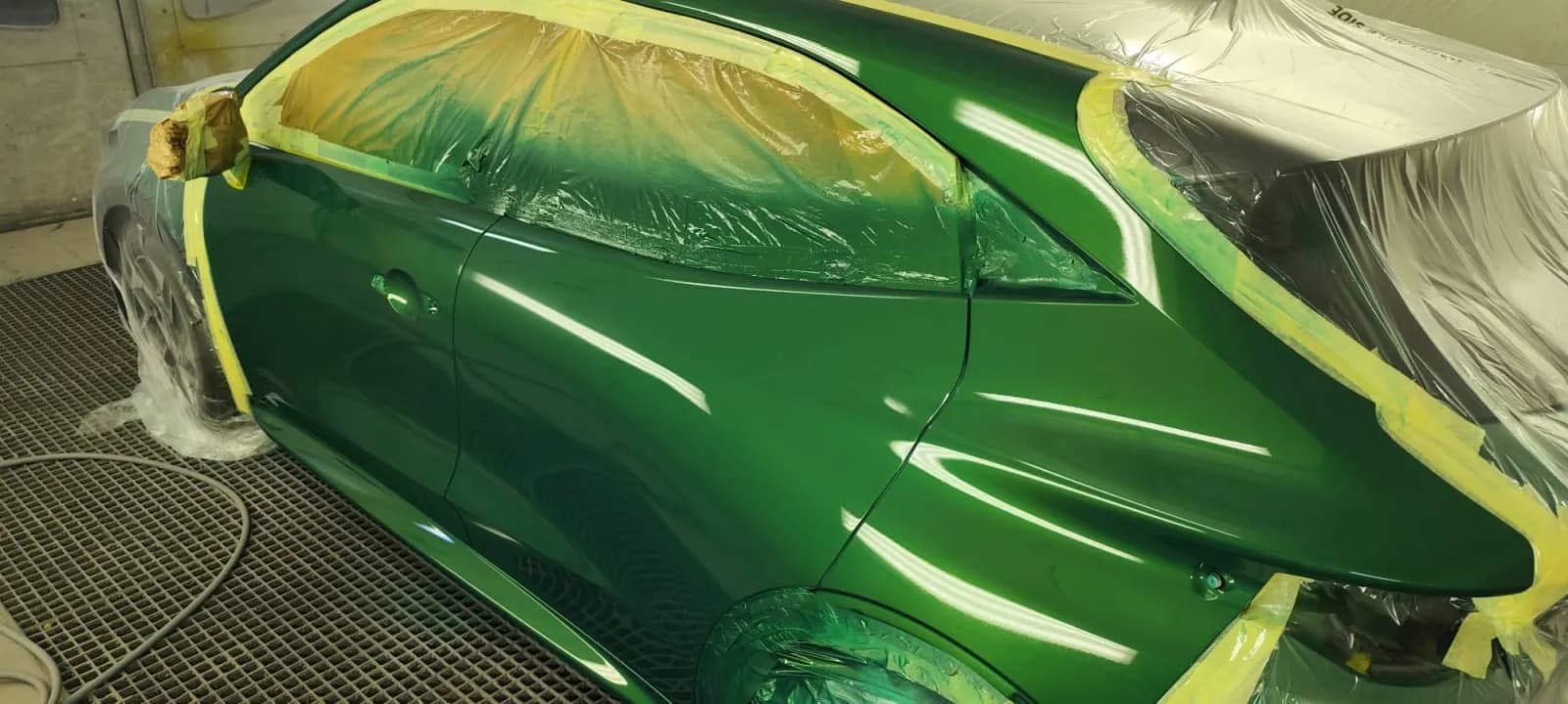 Côté gauche de la Clio 6 vert brillant après vernis, en cabine