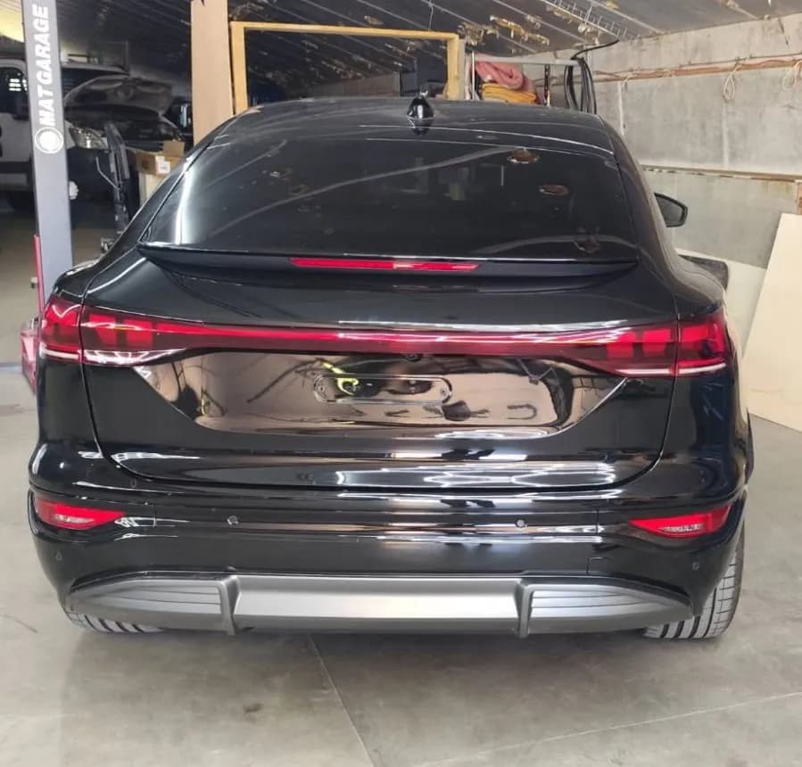 Audi Q6 noire terminée, vue arrière, hayon et pare-chocs remontés